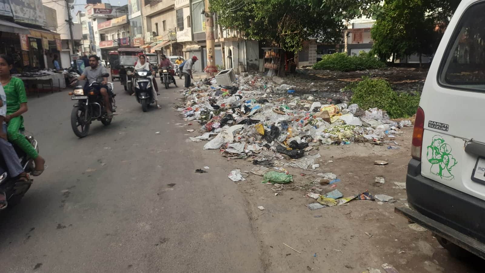 फोटो : सोनीपत में ओल्ड डीसी रोड किनारे पड़ा कूड़े का ढेर। संवाद