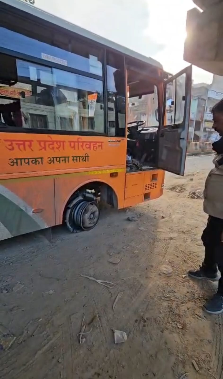 Firozabad News: चलती रोडवेज बस का पहिया निकला, रिम पर दौड़ती रही बस