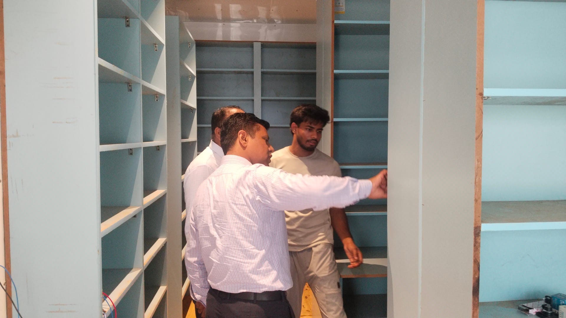 फतेहाबाद के नागरिक अस्पताल में अमृत फार्मेसी का निरीक्षण करते हुए अधिकारी संवाद