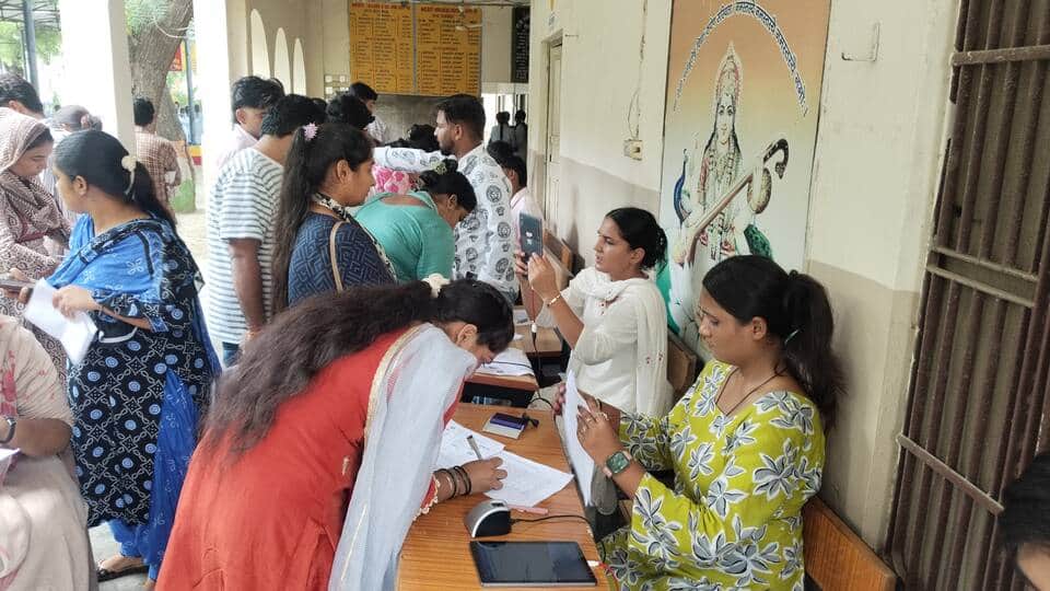 Crowd of candidates gathers in the rain for HTET biometric verification