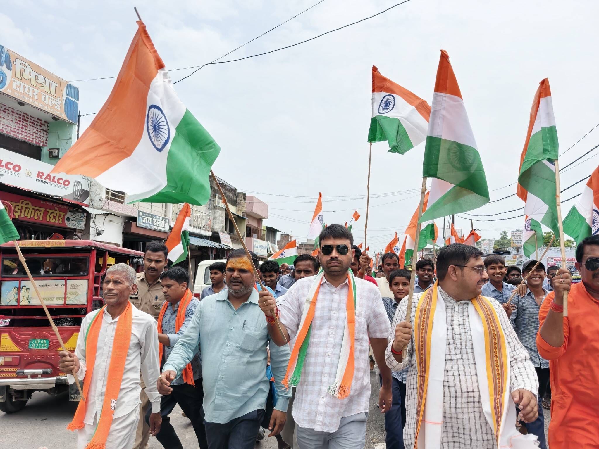 गिलौला कस्बे में तिरंगा यात्रा निकालते भाजपा पदाधिकारी। 
