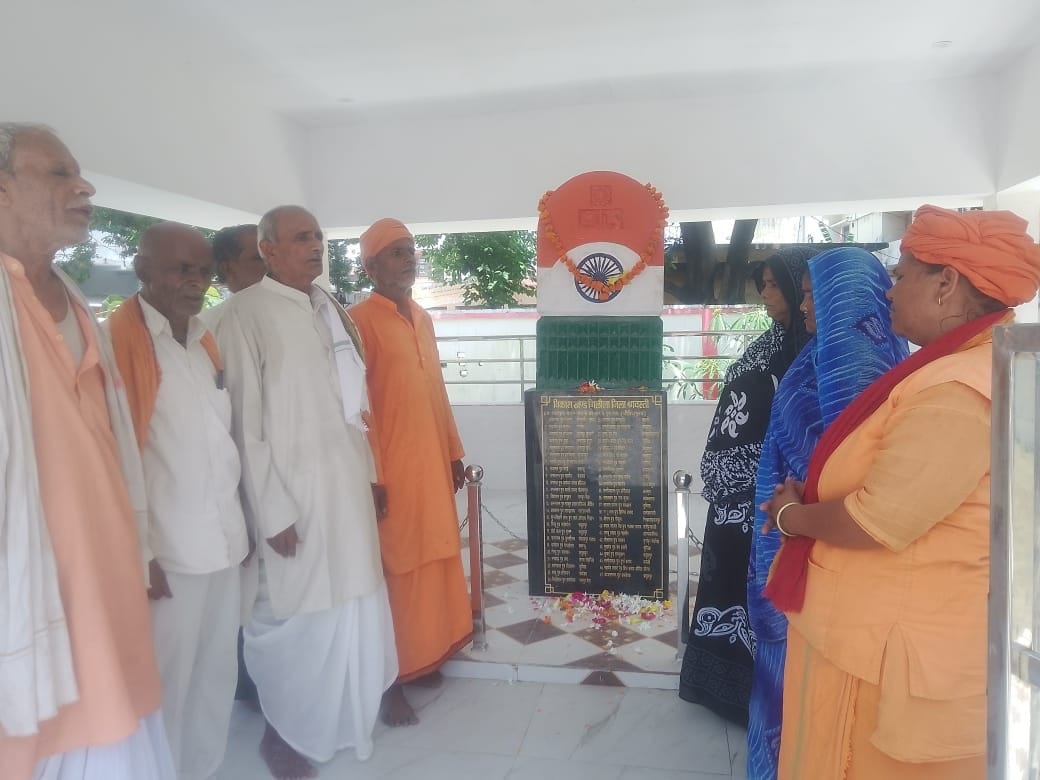 गिलौला में स्वतंत्रता संग्राम सेनानियों को पुष्पांजलि अर्पित कर याद करते उनके परिजन।
