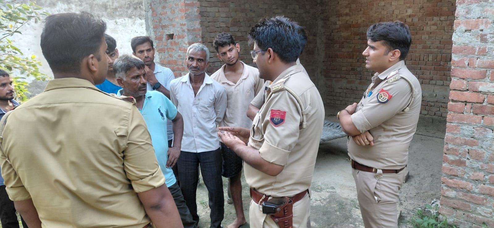 गुलावठी कृष्ण कुमार के परिजनों को समझाते पुलिसकर्मी। संवाद