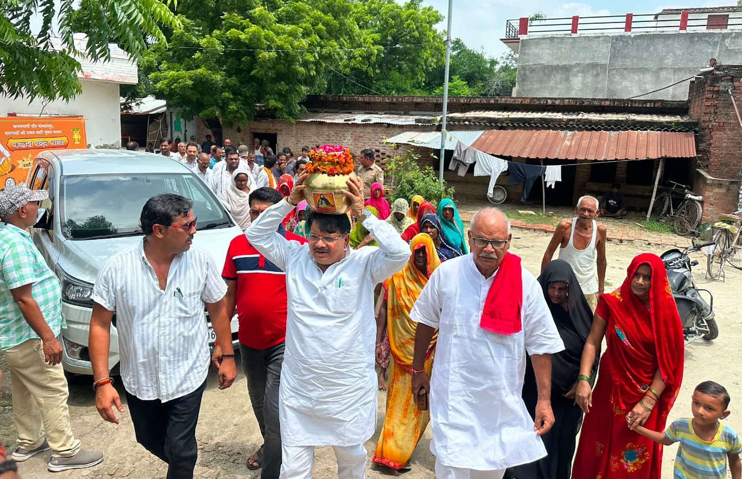 गौरीगंज के सेंभुई गांव में निकली यात्रा में शमिल लोग। स्रोत : स्थानीय