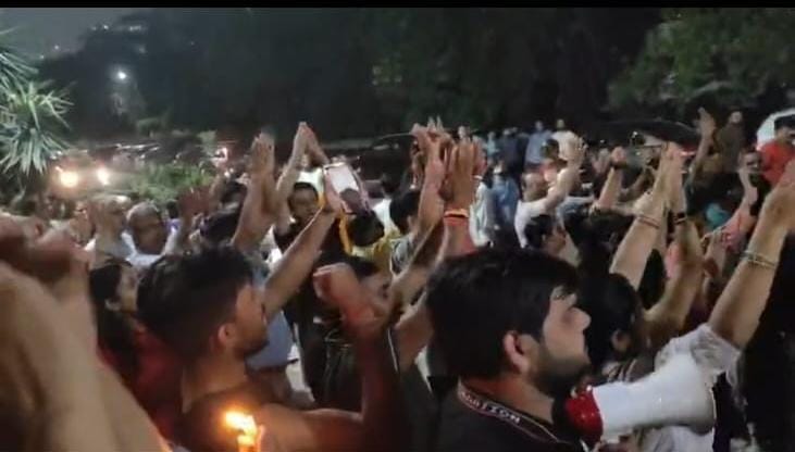 ग्रेनो वेस्ट के इको विलेज -1 के निवासियों ने मेंटेनेंस शुल्क का विरोध ताली बजाकर किया। स्रोत वी