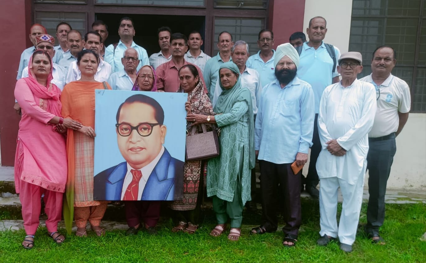 घुमारवीं में आयोजित संयुक्त संघर्ष मोर्चा की बैठक में मौजूद लोग। स्रोत: मोर्चा