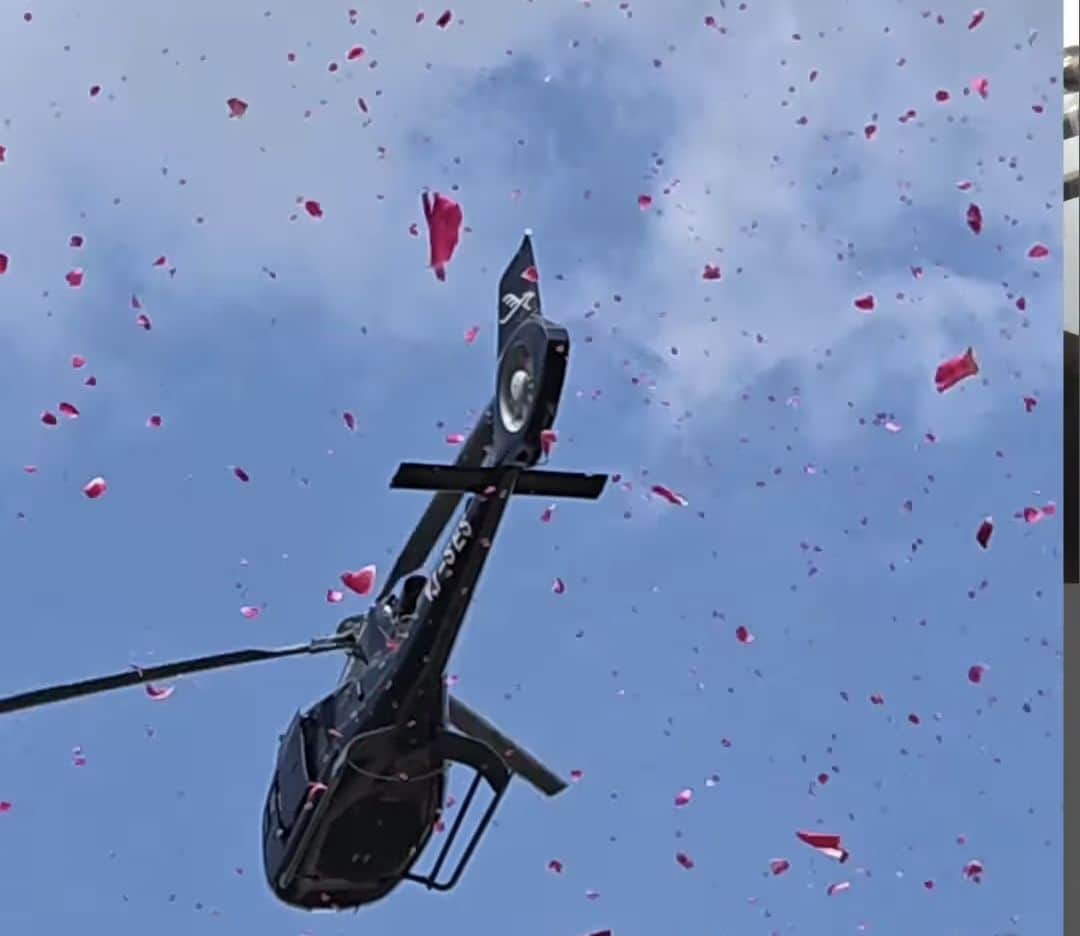 हेलीकॉप्टर से होती पुष्प वर्षा। संवाद