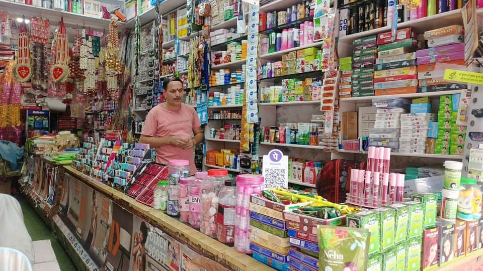 हमीरपुर में मनियारी की दुकान में मौजूद कर्मचारी राजेश। संवाद