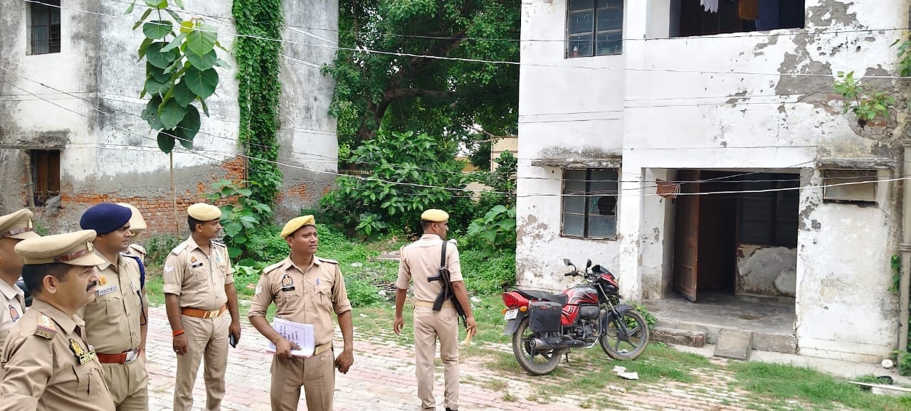 इकौना थाने में निरीक्षण के दौरान जानकारी लेते सीओ आलोक कुमार।