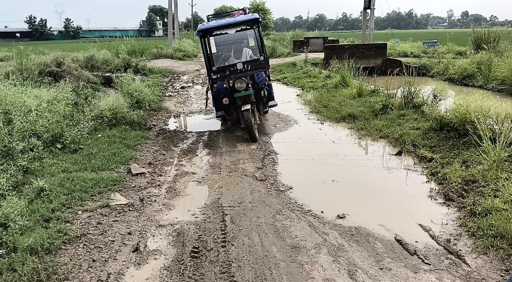 इलिया के बड़ौरा-पचपरा क्षतिग्रस्त मार्ग। संवाद