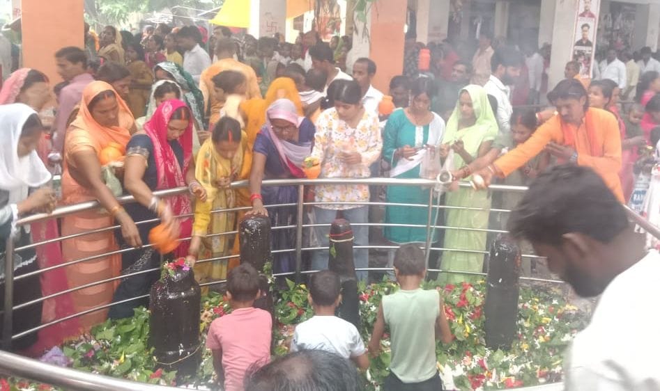 इटवा के कटेश्वरनाथ स्थित शिव मंदिर में जलाभिषेक करते श्रद्धालु। संवाद