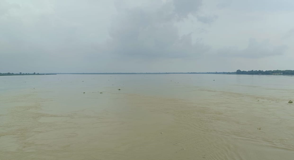 The water level of the Sarayu has decreased, yet the concern of flooding remains