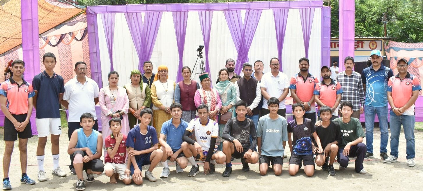 झाकड़ी में वॉलीबाल प्रतियोगिता के शुभारंभ पर मौजूद मुख्यातिथि और अन्य। संवाद