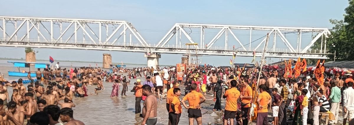 कछला घाट पर लगी श्रद्धालुओं की भीड़। संवाद