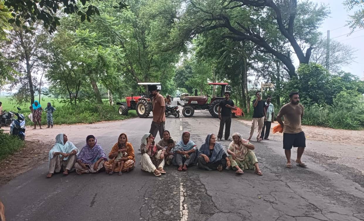 Angry villagers blocked the road after power supply was disrupted, but agreed on the assurance of SDO