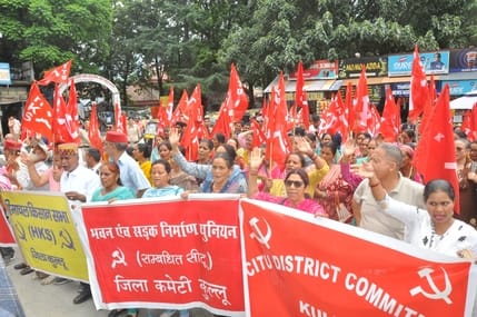 कुल्लू के ढालपुर में मागों को लेकर प्रदर्शन करते किसान सभा के कार्यकर्ता।-संवाद