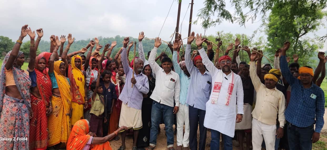 Community gathering held in Barhamori on World Tribal Day; deliberations focused on protecting water, forests, and land