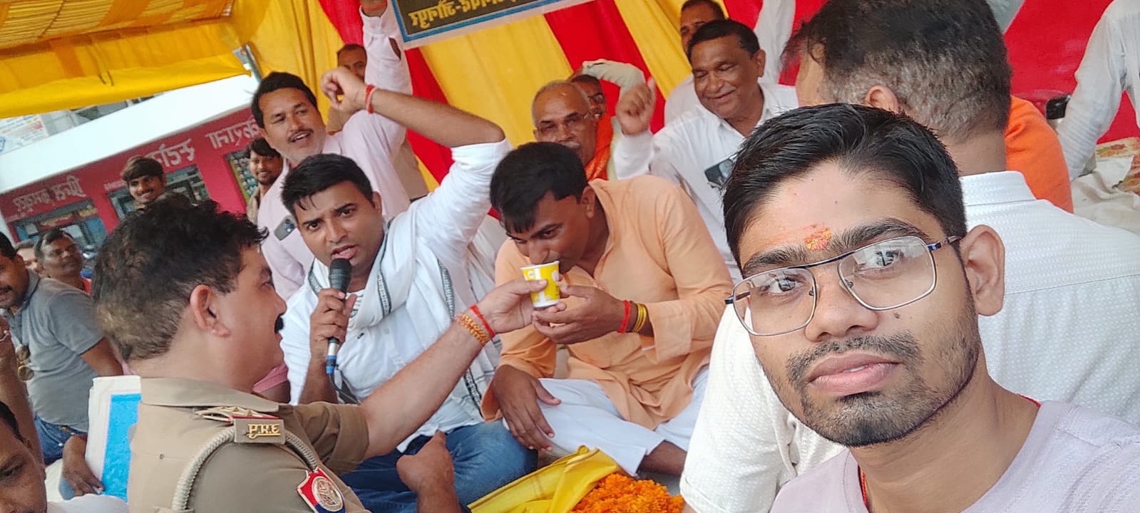 केराकत--जूस पिलाकर अनशन समाप्त करते हुए कोतवाली प्रभारी अरबिंद कुमार पांडेय।  संवाद