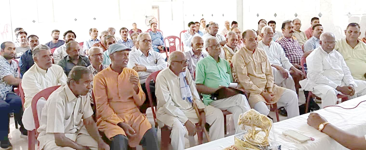 कार्यक्रम में शामिल आरएसएस कार्यकर्ता। संवाद 