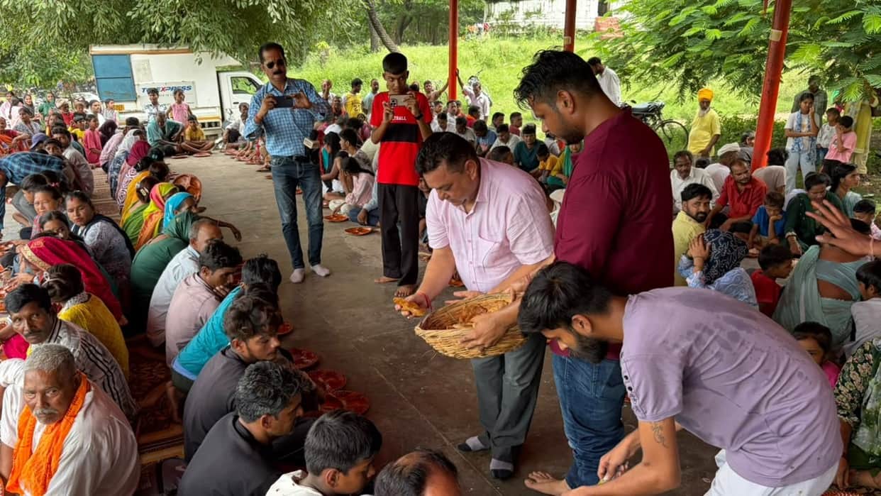 Hundreds of devotees partook of the *prasad* at the community feast.