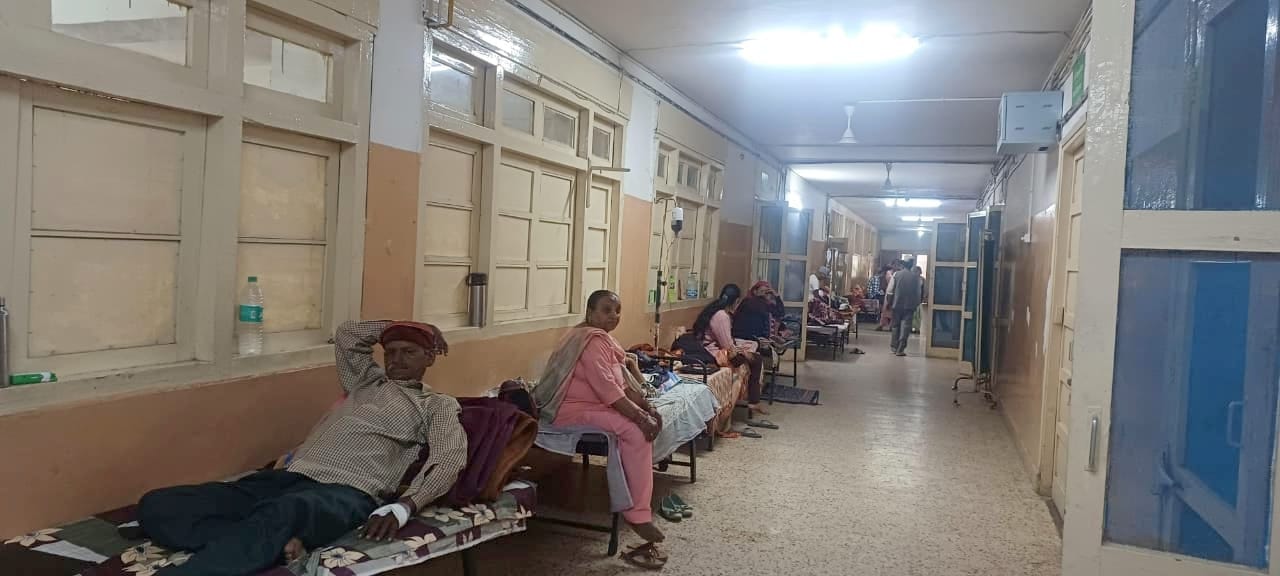 क्षेत्रीय अस्पताल कुल्लू के मेडिसिन वार्ड की गैलरी में अतिरिक्त बिस्तर लगाकर चल रहा मरीजों का उ