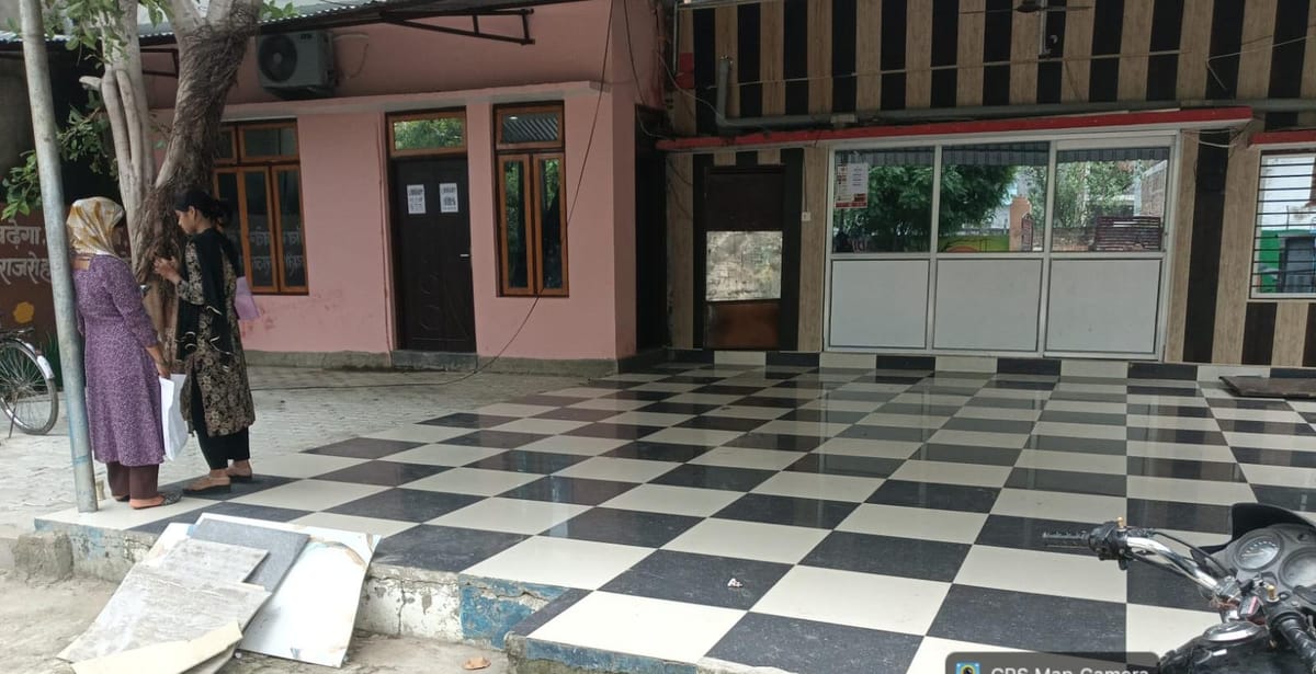 Sitapur News: दरी पर बैठीं महिलाएं, एक ही हाल में दो ट्रेड का प्रशिक्षण