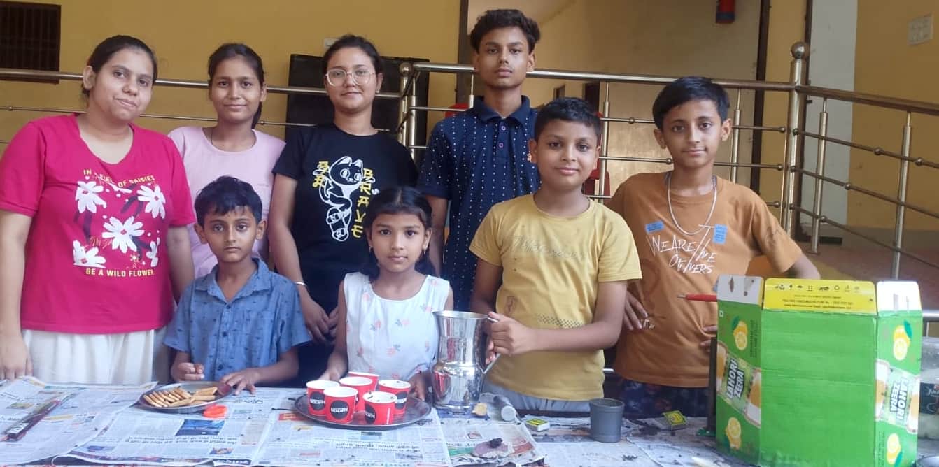 कांवड़ शिविर के लिए गुल्लक से पैसे निकालते बच्चे। संवाद