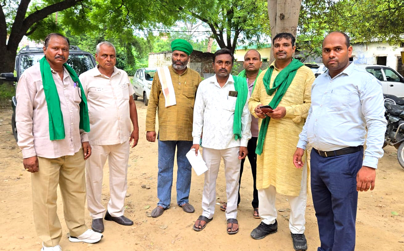 खुर्जा बिजलीघर नंबर चार पर प्रदर्शन करते भाकियू लोकशक्ति के कार्यकर्ता। संवाद