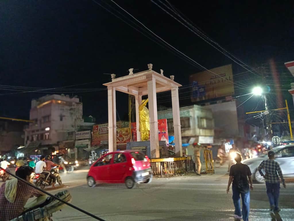 Bike-borne miscreants snatched a woman's chain at Lalbagh intersection.