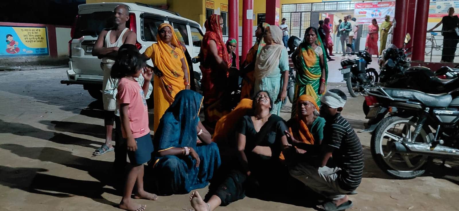 लोटन पीएचसी के बाहर रोते-बिलखते परिजन।