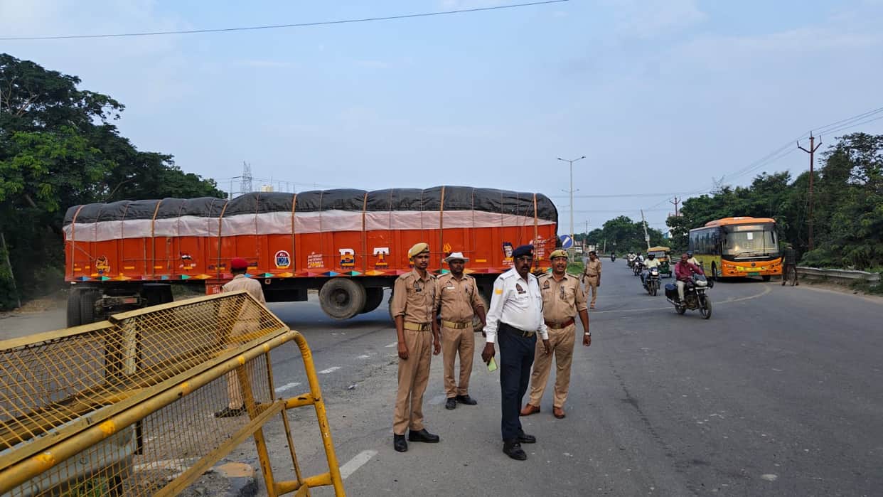 No entry for all vehicles beyond Tema-Rahmat.