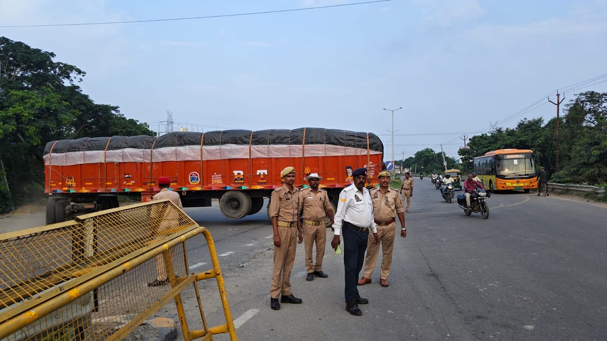 No entry for all vehicles beyond Tema-Rahmat.