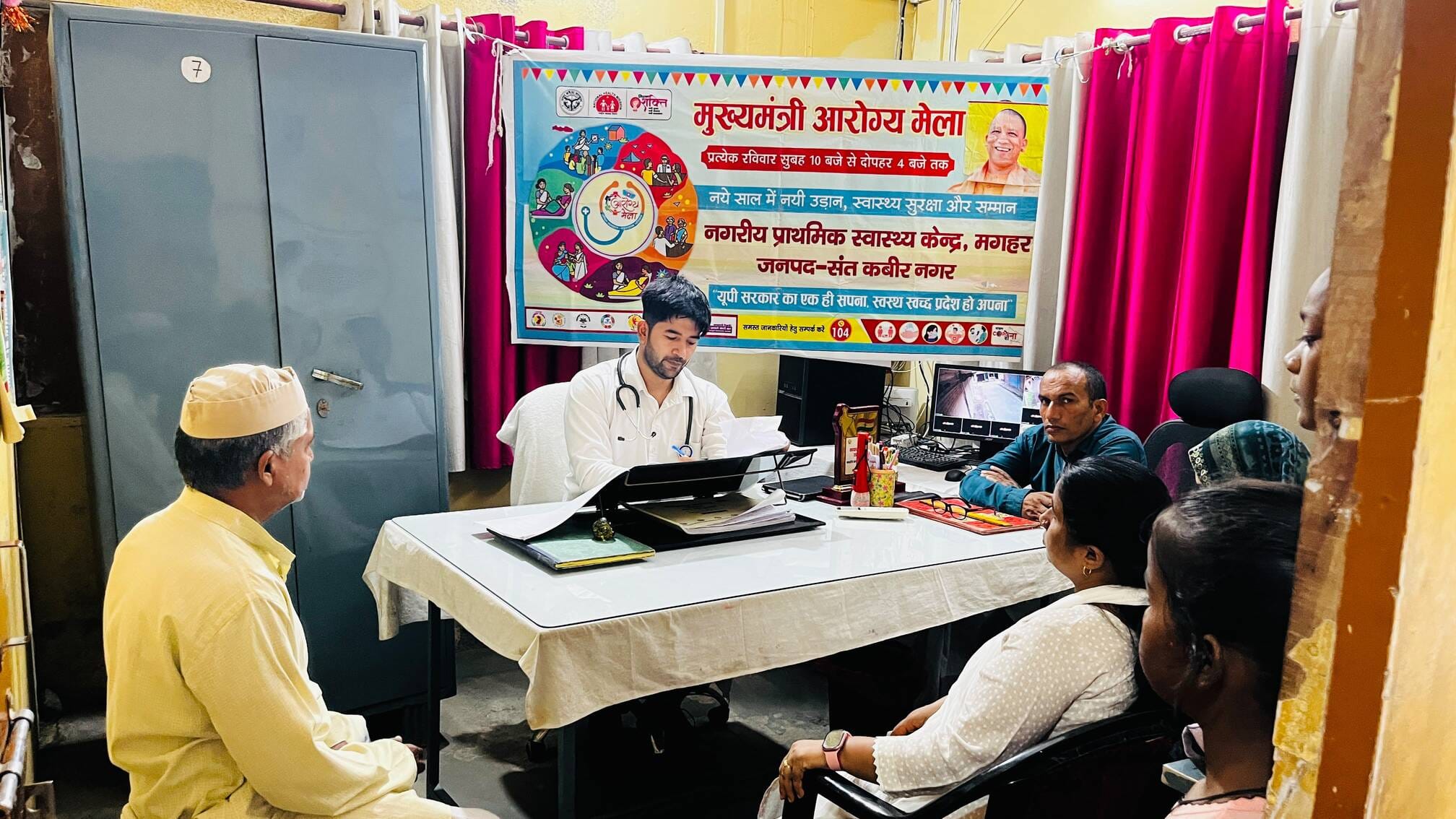 मगहर प्राथमिक स्वास्थ्य केंद्र में मरीजों को परामर्श देते चिकित्सक, संवाद