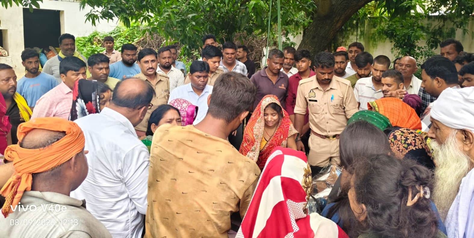  मेघमऊ गांव में झटका मशीन की चपेट में आने से किशोर की मौत पर रोते-बिलखते परिजन और जमा भीड़। स्र