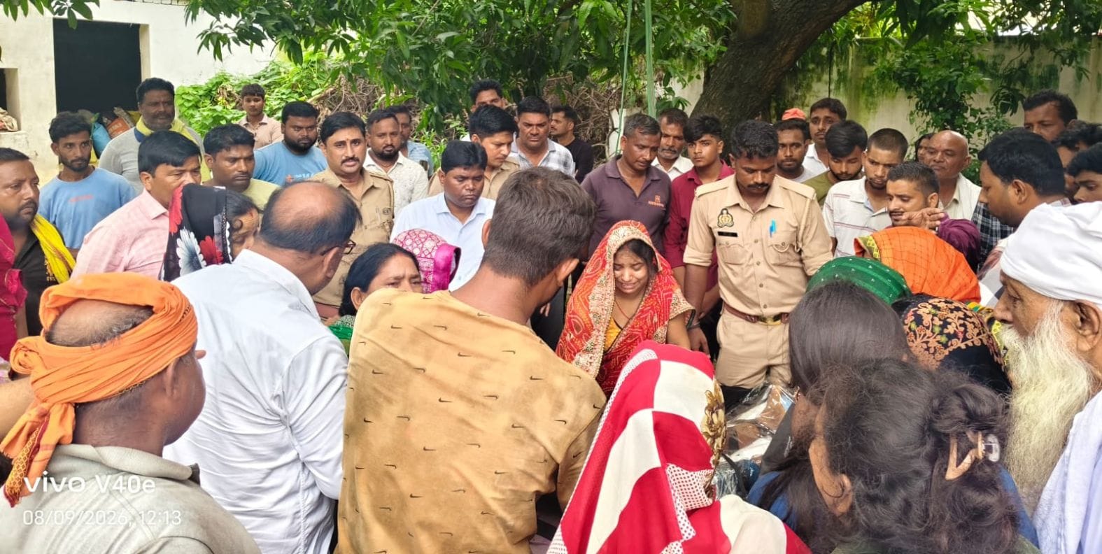  मेघमऊ गांव में झटका मशीन की चपेट में आने से किशोर की मौत पर रोते-बिलखते परिजन और जमा भीड़। स्र