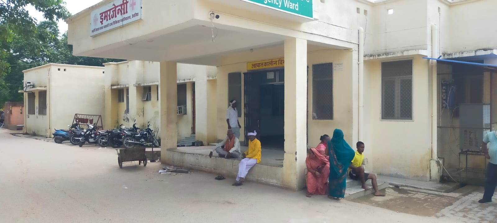 महर्षि देवरहा बाबा मेडिकल कालेज परिसर में इमरजेंसी की खाली पड़ी बिल्डिंग