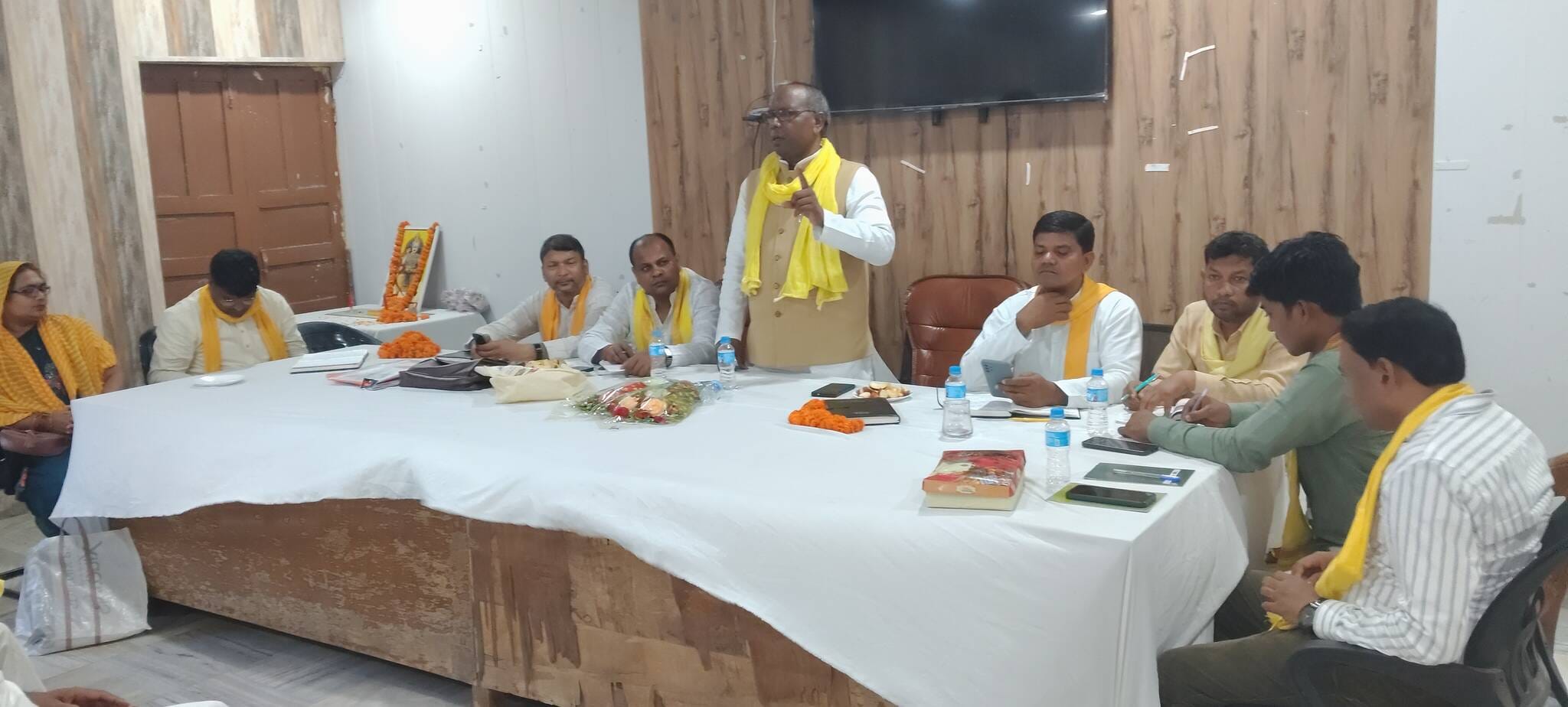 मुहम्मदाबाद गोहना ब्लाक सभागार में सुभासपा की बैठक को संबोधित करते एमएलसी बिच्छेलाल राजभर। संव