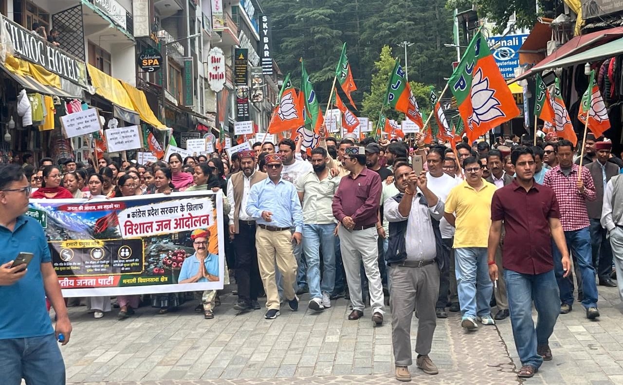 मनाली में भाजपा के कार्यकर्ता के मागों को लेकर मॉल रोड़ पर रैली निकालते हुए।-संवाद
