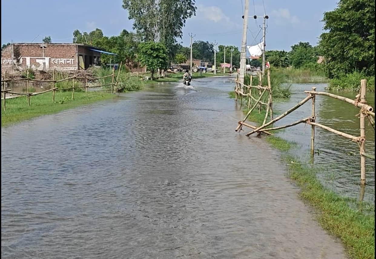 The surge in the Ganga continued for the second day; water is advancing towards the villages.