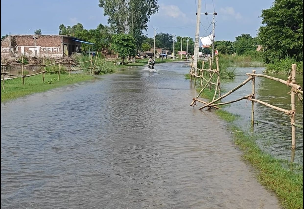 The surge in the Ganga continued for the second day; water is advancing towards the villages.