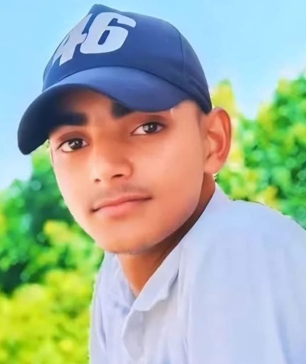 Speeding pickup hits e-rickshaw; teenager killed.