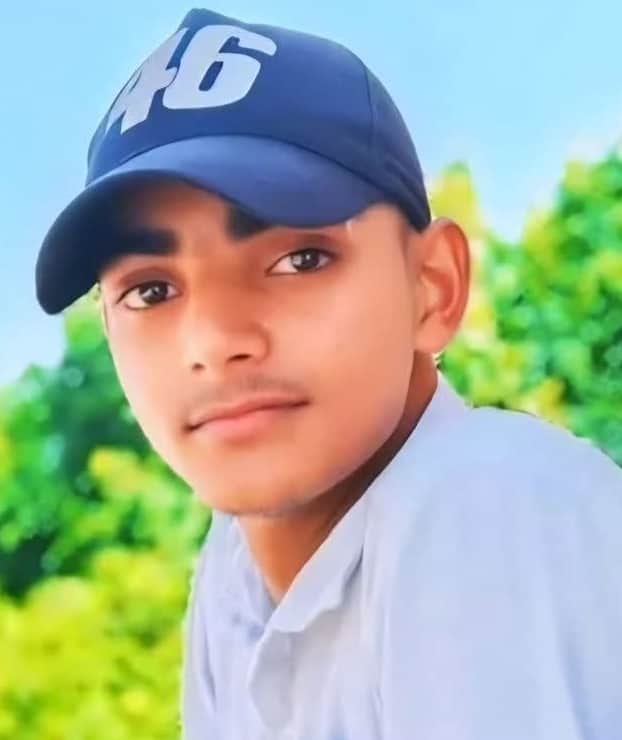 Speeding pickup hits e-rickshaw; teenager killed.