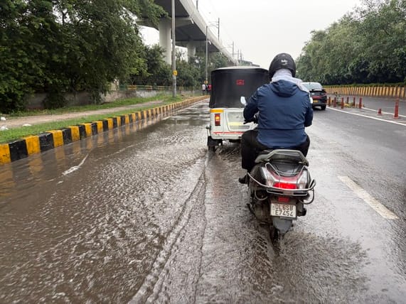 नोएडा। सेक्टर 51 में जलभराव। संवाद