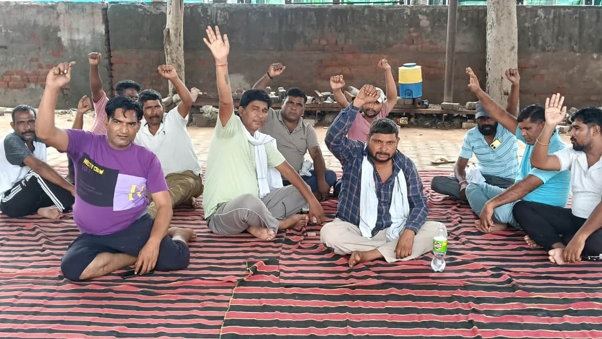 Sanitation workers' strike extended by three more days; piles of garbage accumulate in the city.