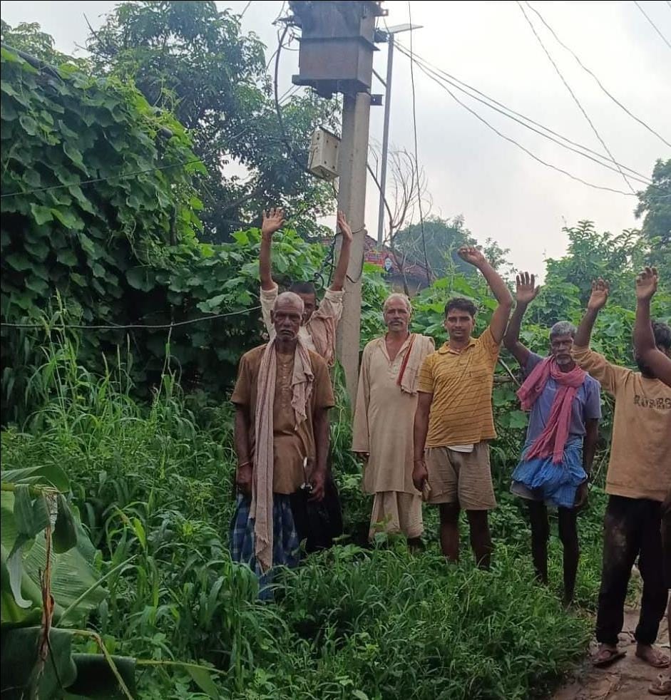 नौगढ़ के मंगरही गांव में ट्रांसफार्मर के लिए प्रदर्शन करते ग्रामीण। स्रोत:-जागरूक पाठक