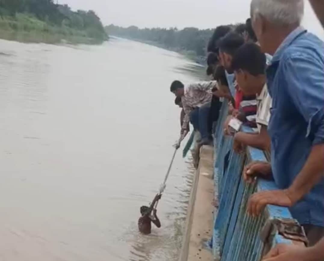 Kanwariya jumps into canal; police rescue him