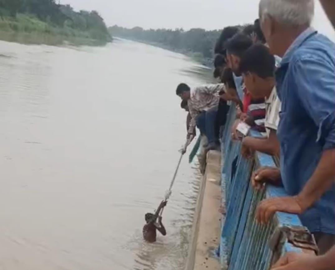 Kanwariya jumps into canal; police rescue him