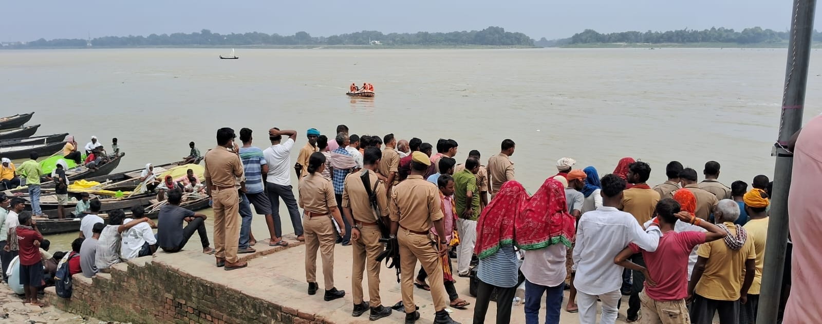 नरही थाना क्षेत्र के सरायकोटा गांव स्थित नदी में युवक के डूबने की सूचना पर शव की तलाश करते एनड