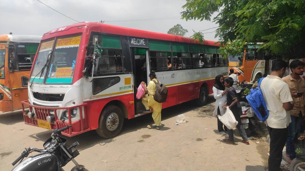 Route diversion not lifted; passengers faced inconvenience.
