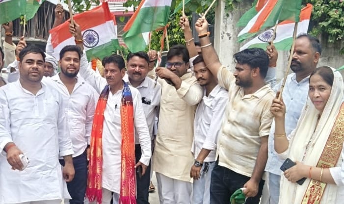 पिलखुवा के गांव खेड़ा में निकली तिरंगा यात्रा में शामिल लोग।संवाद